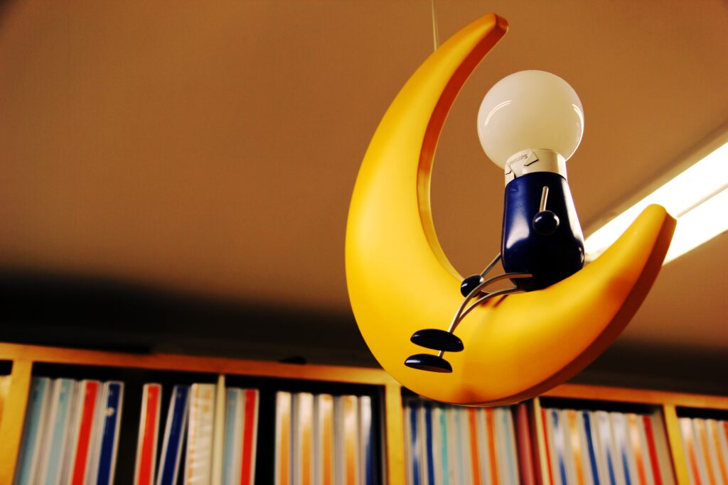 Una lampadina che simboleggia un'idea se ne sta da sola sulla luna.