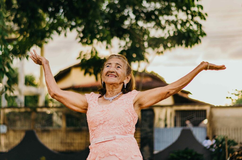 donna anziana nel giardino di una rsa.