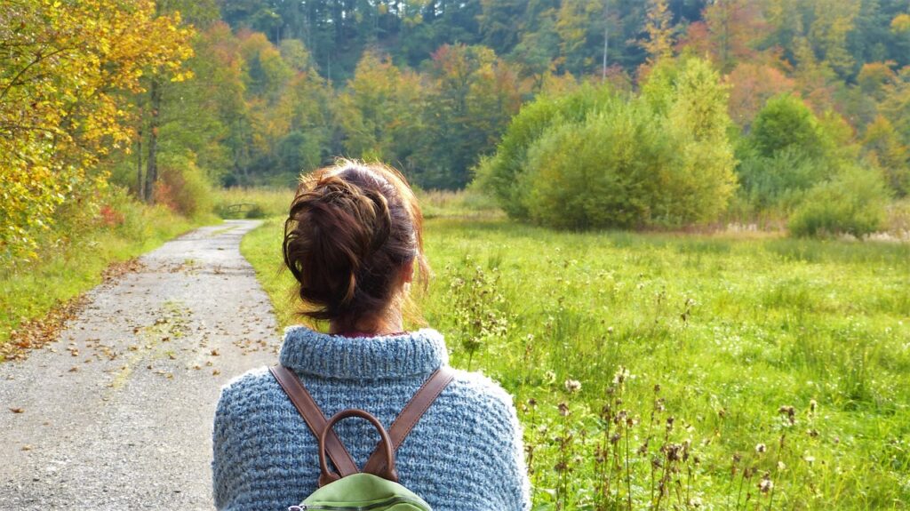 passeggiata nei boschi per gestire lo stress e il burnout del digital creator.