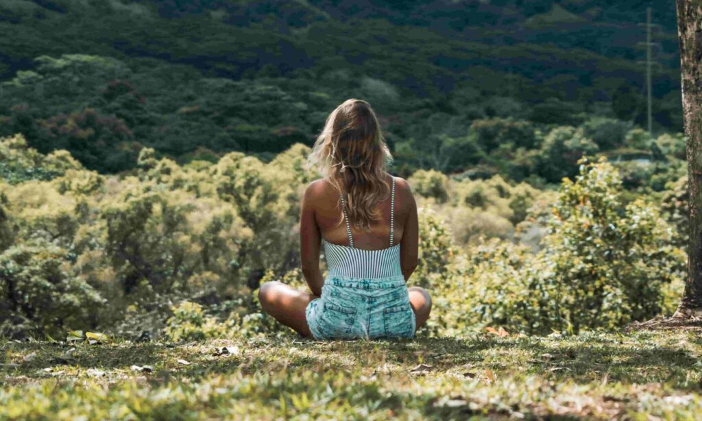 mindfulness nel bosco scaled e1673435538209 - Mindfulness: trova il tuo benessere un respiro alla volta