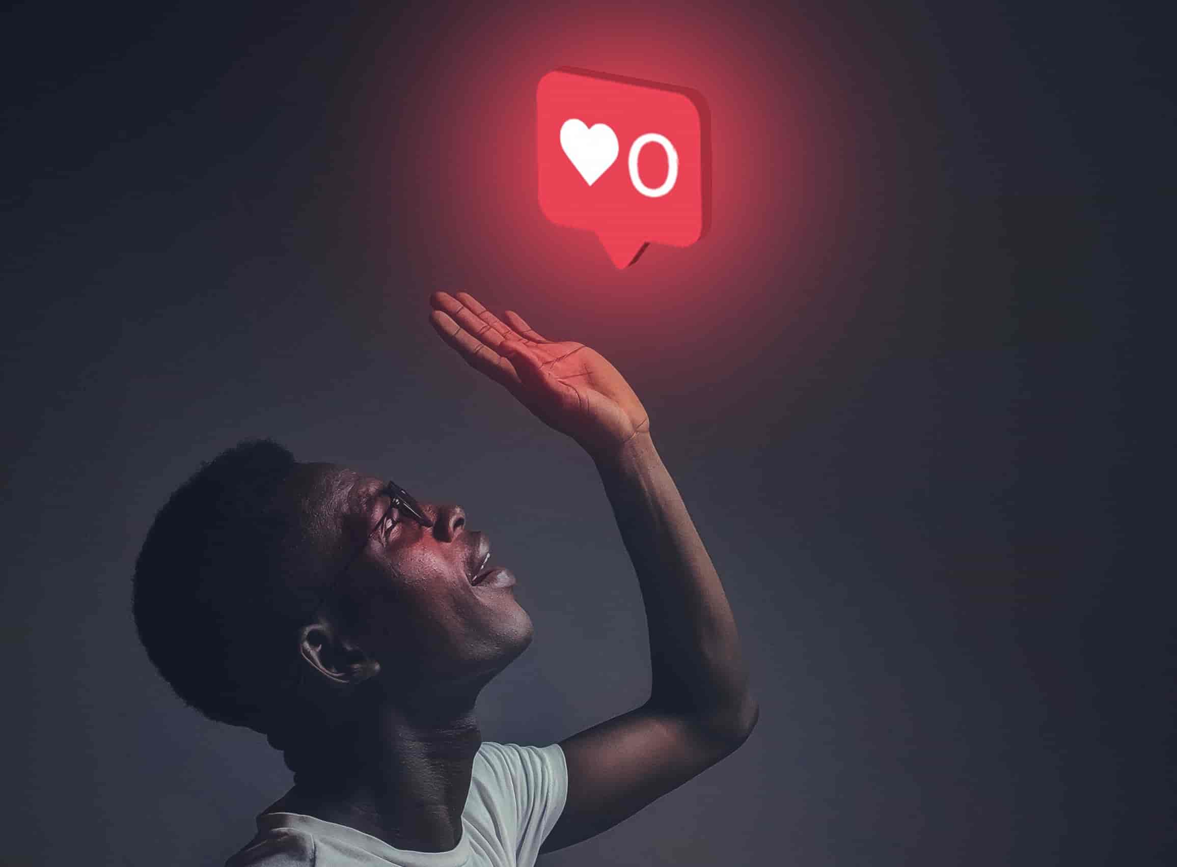 ragazzo che nota di avere zero mi piace su instagram