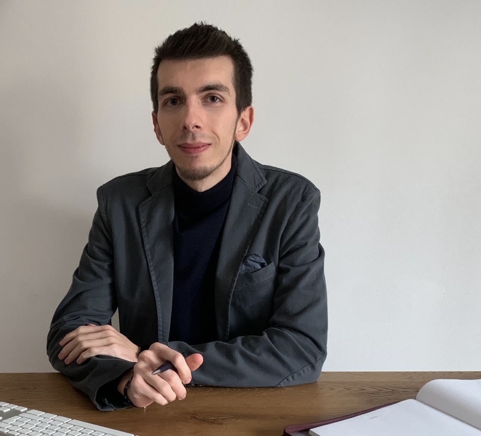 psicologo simone zamboni seduto alla scrivania mentre lavora.