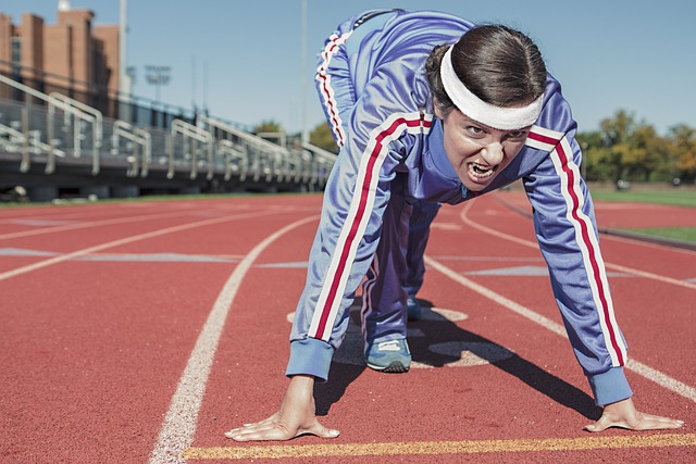 un atleta ha superato l'ansia da prestazione sportiva e si prepara a correre sulla pista.