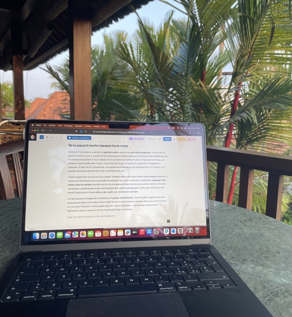 Io che scrivo l'articolo non so cosa fare nella vita da un macbook air a Bali