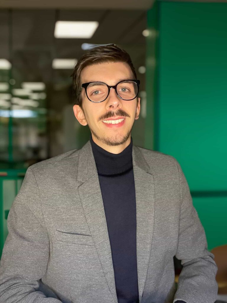 Psicologo Simone Zamboni in giacca nel suo studio