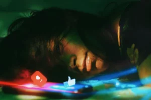 Una ragazza con dipendenza da internet guarda lo smartphone