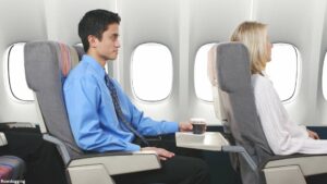 Un passeggero di un aereo pratica rawdogging