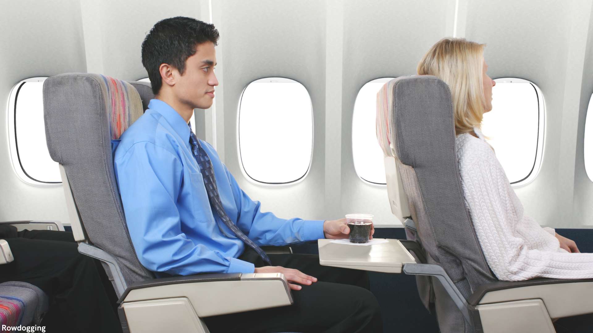 Un passeggero di un aereo pratica rawdogging